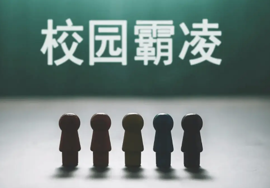 校园霸凌案件中，家长应该怎么做才能帮助孩子
